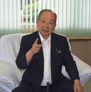 今期限りでの退任について語る福西村長