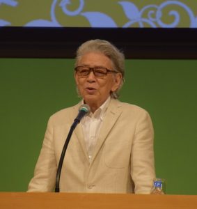 「日本文化の源流を探る」というテーマで講演する作家の五木寛之さん