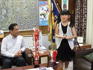 上田清市長に「因幡大黒舞」を披露する佐野就美さん