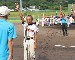 元気いっぱいに選手宣誓する小泉ファイターズの麝嶋淳人主将