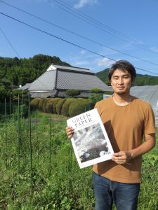 「生き物の存在を身近に感じられる環境がいい」と、手がけたフリーペーパーを手に話す赤司研介さん