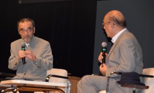 「イメージソングの誕生」でトークセッションする新井満さん(左)と荒井正吾知事