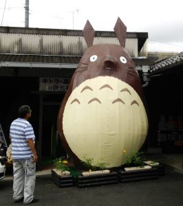 町民らがつくった巨大トトロ案山子