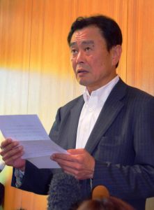 報道陣に辞職願を提出した経緯を説明する上田悟県議