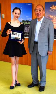 バーリ国際バレエコンクールで３位に入賞した高橋美利阿さん（左）と荒井知事