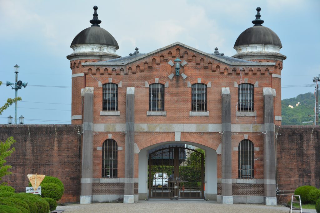 ドーム屋根をもつ「奈良少年刑務所」のアーチ型の表門