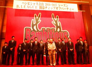 後援会の山口会長とともに舞台に立つバンビシャスの選手ら