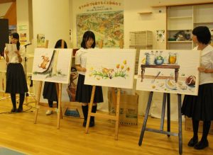 読み聞かせをする県立榛生昇陽高校の生徒