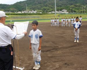 表彰式に臨む斑鳩少年野球部の選手
