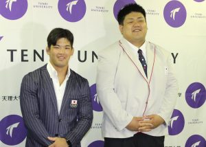 メダル獲得について語る大野将平選手（左）と正木健人選手