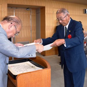 「老人福祉功労者」表彰を知事から受け取る受賞者(右)