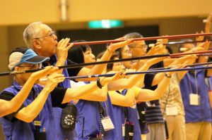 真剣な表情で競技に挑む参加者