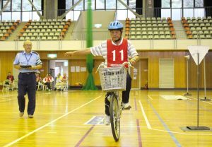 自転車走行テストに挑む参加者