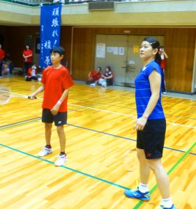 ジュニア選手を指導する高橋選手