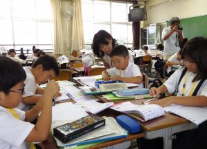 まきっ子塾に参加し、宿題をする上牧小学校の児童