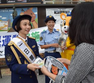 交通安全の啓発グッズなどを配布する三戸なつめさん