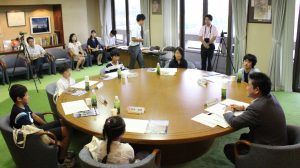 小中学生6人は奈良市役所で仲川げん市長と積極的に意見を交換し合った