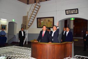 中央看守所を視察する金田勝年法務大臣（手前左）