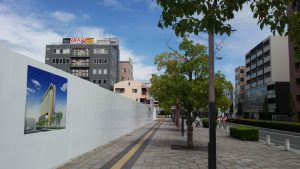 屋根が設けられる予定の近鉄大和八木駅南側の歩道。左が新庁舎建設地で、奥が駅方向