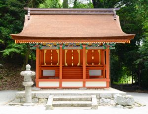 鮮やかな彩色がよみがえった東神社本殿(県文化財保存事務所提供)