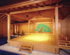 直会殿の中につくられる能舞台