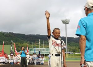 元気いっぱいに選手宣誓する小泉ファイターズの麝嶋淳人主将