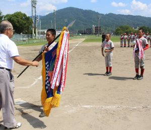 優勝旗を受け取る下田スポーツ少年団