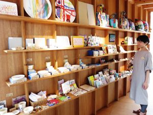 センターや全国の福祉施設で開発された商品が並ぶショップ