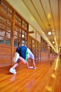 大会では全長１０１メートルの板張り廊下をぞうきんがけする（御杖村提供）