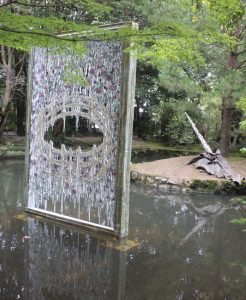 タペストリーをモチーフにした「ユニコーンの逃避行」=唐招提寺