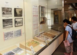 館内には江戸時代の絵師が制作した元林院町の地図や、昭和20~30年代の町の様子を写した写真など23点が展示されている