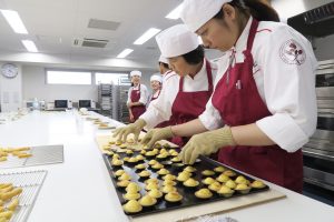 なら食と農の魅力創造国際大学校で行われている調理実習の様子＝５月、同大学校安倍校舎
