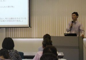 認知症について解説する小木曽真司助教