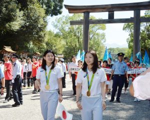 橿原神宮境内をパレードする高橋礼華選手(左)と松友美佐紀選手