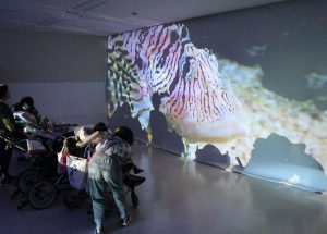 壁や天井に魚や動物が投影された「ゆめ水族園」