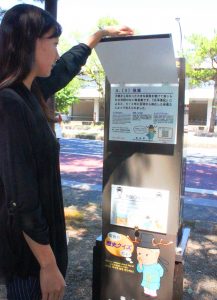 めくるとクイズの解答がある解説板