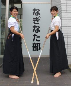 ポーズを決める木村祐実さん（左）と井口晴奈さん