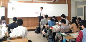 奈良女子大付属中等教育学校で、「主権者教育とNIE」と題して授業をした