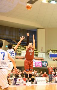 思い切りのいい3ポイントシュートを決める小松秀平選手。転機になるか