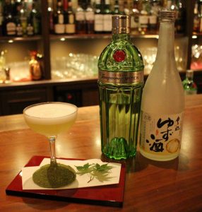 グラスの台座にはレモングラスとモミジ。さわやかな香りが「奈良の秋」をイメージさせる