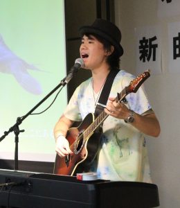 地元のファンを前に新曲を熱唱する氷置晋さん