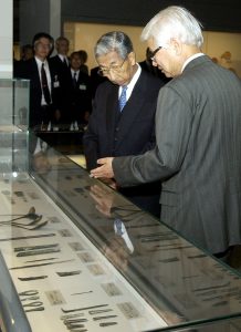 天理参考館で、展示室をご覧になる三笠宮さま＝平成１３年１０月