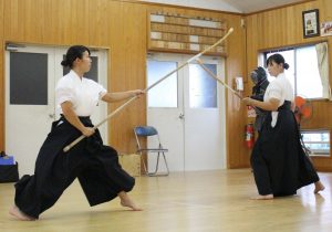 演技の練習に励む木村祐実さん（左）と井口晴奈さん