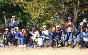 選手を励ます保護者