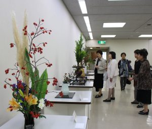 華やかに開催された華道展覧会
