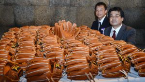 大仏グラブから作り直された52個の野球グラブ