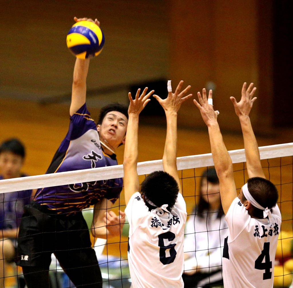 【天理-添上】第1セット、スパイクを放つ天理・中西翔太