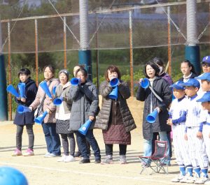 懸命に選手に声援を送る保護者
