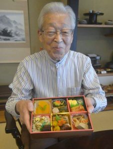 「奉祝御膳」の「海山の幸 春日遊楽御膳」と、監修した奥村彪生さん