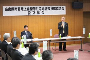 協議会の設立総会で自衛隊駐屯地の必要性を訴える荒井正吾知事(右端)=奈良県五條市